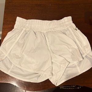 LULU Tracker short 4” White